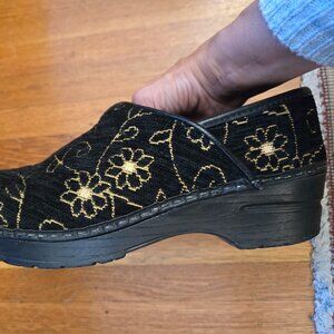 Dansko Black Floral Embroidered Tapestry Clogs, Sz 38